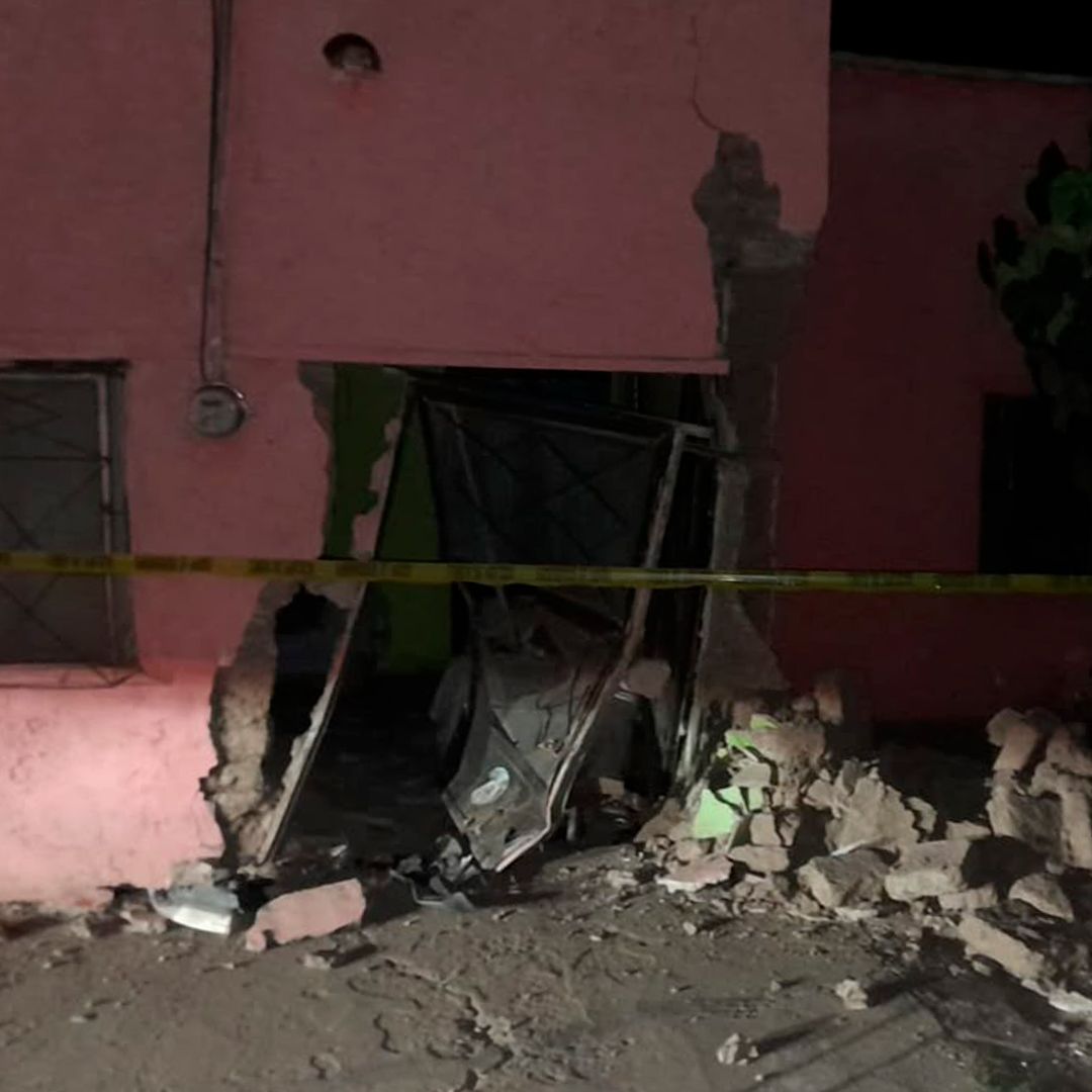 Camioneta de Panadería Choca Contra Casa en Ejido Corona en Matamoros, Coahuila